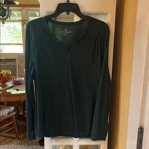 Royal Robbin’s Women's Dark Green Long Sleeve Top, Like New. Gently Worn.